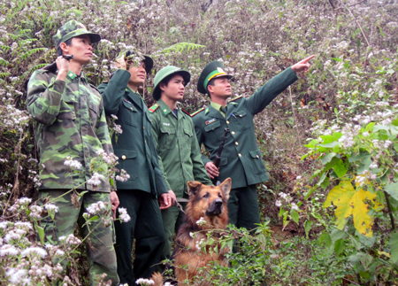 Border guards side by side with people